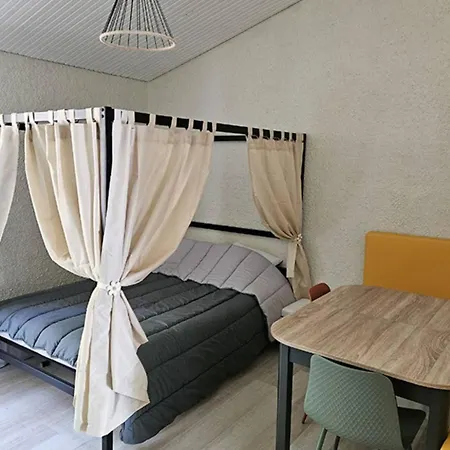 Huebsches Tiny Mit Waldblick Im By Interhome Vakantiehuis